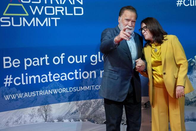 Arnold Schwarzenegger bei seinem Dinner mit der «Austrian World Summit»-Mitorganisatorin Monika Langthaler.