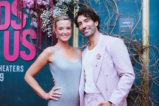 Emily Baldoni hält zu ihrem Ehemann Justin.