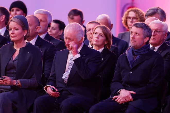 König Charles (M.) besucht Auschwitz zum 80. Jahrestag der Befreiung.