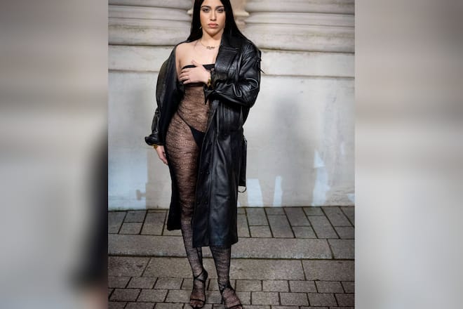 Lourdes Leon hält hier die Hand schützend vor ihre Brust, die im durchsichtigen Oberteil ohne BH deutlich zu sehen war.