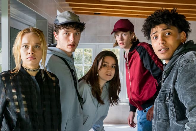 «Tatort: Herz der Dunkelheit»: Die Abiturientin Maya Wolff (Katharina Hirschberg, li.) und ihre Party-Gäste geraten in den Fokus der Ermittlungen.