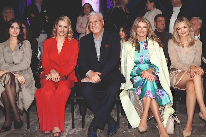 Marc-Cain-Gründer Helmut Schlotterer freut sich mit den Star-Gästen Kelly Piquet, Michelle Hunziker, Frauke Ludowig und Nele Ludowig über die gelungene Show in Berlin.