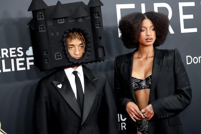 Jaden (l.) und Willow Smith erschienen in extravaganten Looks zu den Grammys.