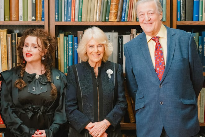 Königin Camilla feierte mit Schauspielerin Helena Bonham Carter (l.) und Autor Stephen Fry die historische Bibliothek.