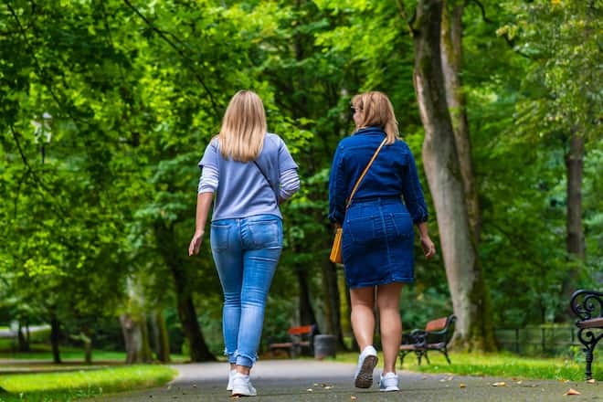 Ob in der Stadt oder der Natur und egal zu welcher Jahreszeit: Spazierengehen hat zahlreiche Vorteile.