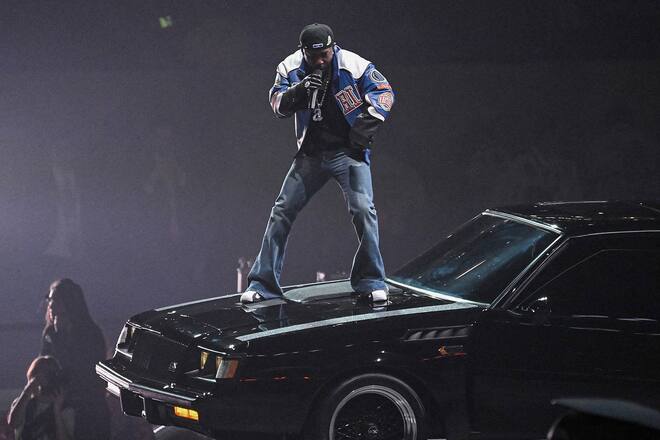 Umjubelter Auftritt: Kendrick Lamar mit Schlaghose beim ersten Super-Bowl-Auftritt eines Solo-Rappers.