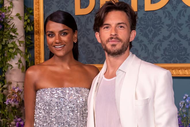 Simone Ashley und Jonathan Bailey spielen in «Bridgerton» ein beliebtes Serienpaar.