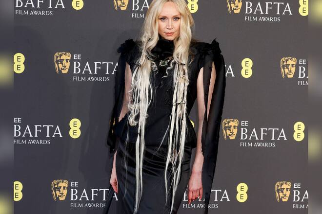Es scheint, als hätte sich Gwendoline Christie bei ihrem Look für die BAFTA-Verleihung 2025 von der Ästhetik der Serie «Wednesday» inspirieren lassen.