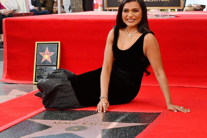 Mindy Kaling freut sich über ihren Stern auf dem Walk of Fame.
