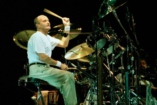 Phil Collins bei einem seiner Konzerte am Schlagzeug.