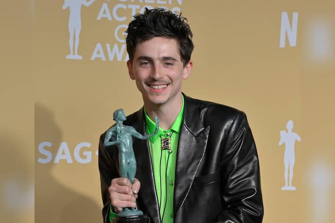 Timothée Chalamet mit seinem SAG Award für «Like A Complete Unknown».
