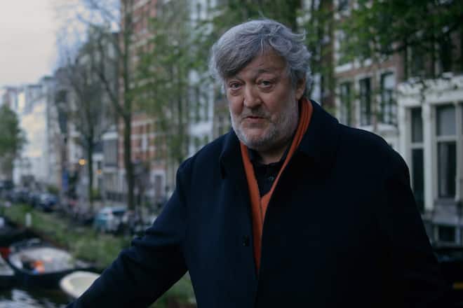 Stephen Fry stiess in Amsterdam auf eine ebenso spannende wie unbekannte Geschichte zweier Helden während der NS-Zeit.