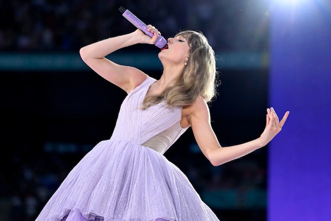 Das üppige Ballkleid von Taylor Swift glitzerte auf der Bühne - nun ist es ein Ausstellungstück.