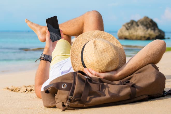 In Spanien am Strand - aber nicht ohne das Smartphone - davon träumen die meisten Deutschen laut einer Studie.