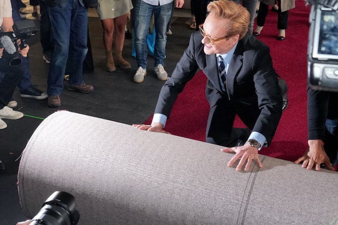 Conan O'Brien vor dem Dolby Theatre in Hollywood, Los Angeles - dem traditionellen Veranstaltungsort der Oscars.