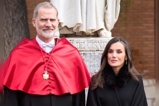 König Felipe und Königin Letizia bei der Verleihung seiner Ehrendoktorwürde.