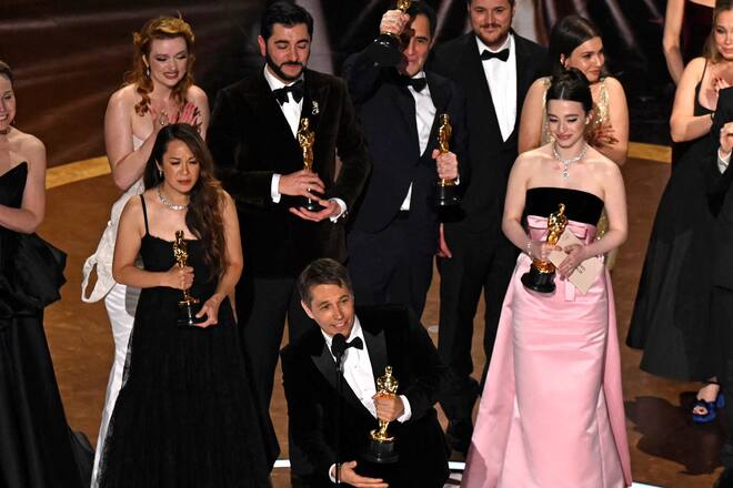 Viele Goldjungen auf einem Bild: Die Macher des Independentfilms «Anora» konnten ihr Glück kaum fassen.