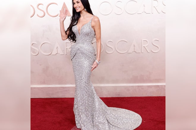 Vor der Verleihung hatte Demi Moore auf dem roten Teppich noch gut lachen. Sie wählte für die Veranstaltung ein Kleid von Armani Privé.