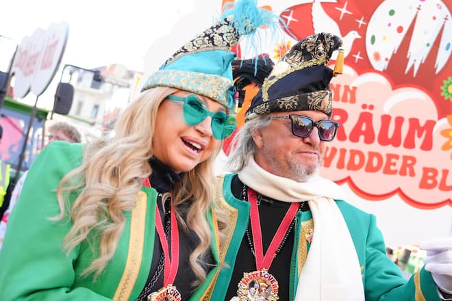 Alaaf! Carmen und Robert Geiss fahren beim Kölner Rosenmontagszug mit.