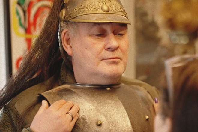 Walter Lehnertz in «Waldis Welt» beim Anprobieren einer Rüstung.