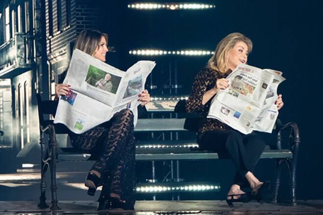 Heidi Klum (l.) heisst dieses Mal Gast-Jurorin Catherine Deneuve willkommen.