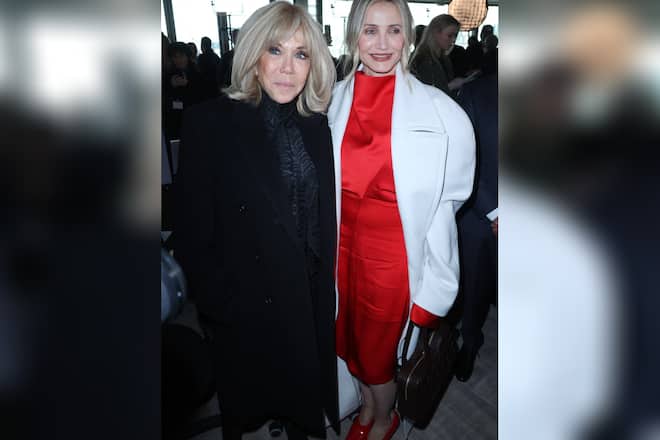 Frankreichs First Lady Brigitte Macron und Hollywoodstar Cameron Diaz (r.) bei der Stella McCartney Modenschau im Rahmen der Paris Fashion Week.