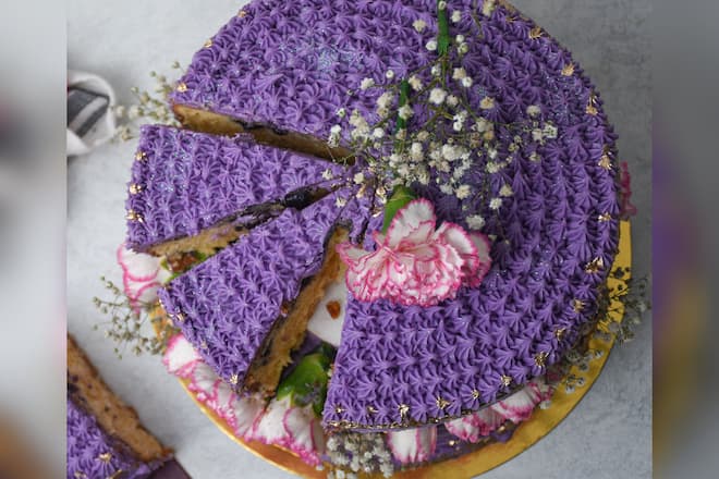 Das violette Frosting macht die Lavendeltorte zum Blickfang.