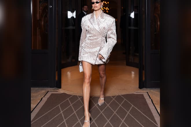 Hailey Bieber besuchte die Show von Yves Saint Laurent bei der Pariser Fashion Week.