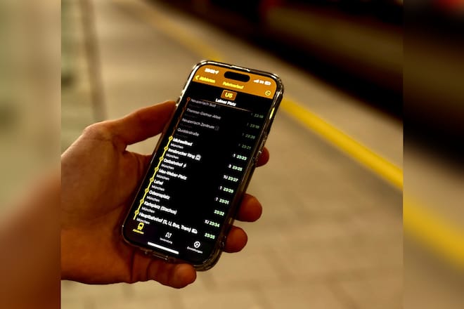 Bahnfinder-App im Einsatz: Echtzeit-Tracking von Bus und Bahn.