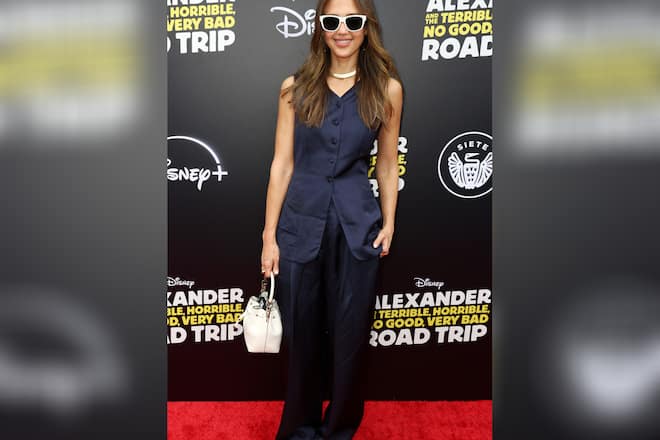 Lässiger Style: Jessica Alba scheint ihre Scheidung gut wegzustecken und lächelte im coolen Zweiteiler-Outfit mit auffälliger Sonnenbrille.