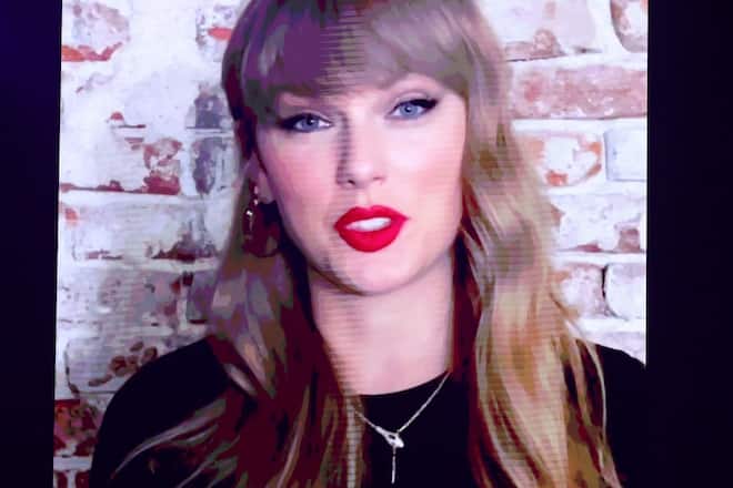 In ihrer Videobotschaft für die iHeartRadio Music Awards 2025 trug Taylor Swift eine schmale Schlangenkette.