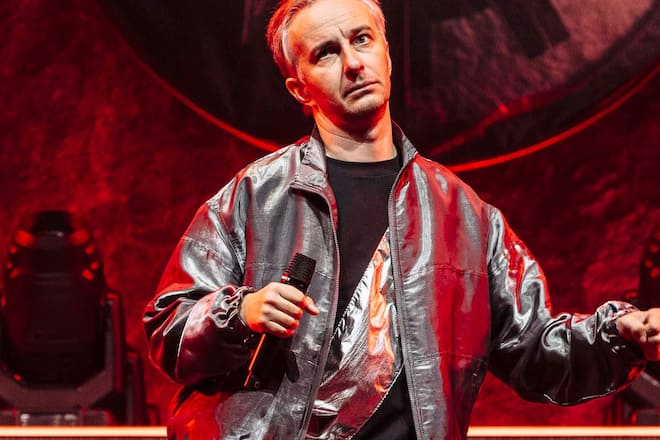 Jan Böhmermann und das Rundfunk-Tanzorchester Ehrenfeld bei einem Auftritt 2025 in Erfurt.