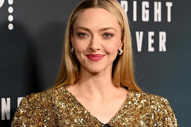Amanda Seyfried spricht in einem neuen Video offen über ihre Hautkrankheit.