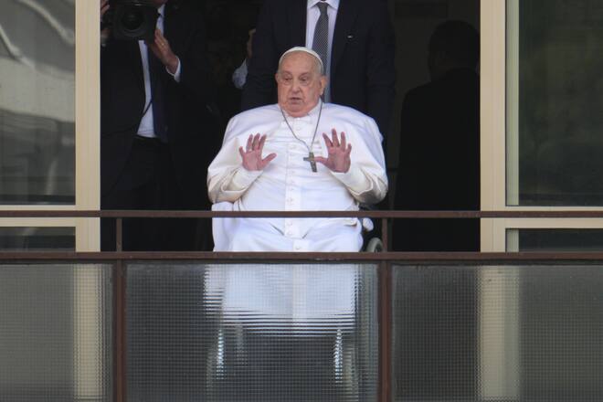 Papst Franziskus winkte den Gläubigen vom Klinik-Balkon aus zu.