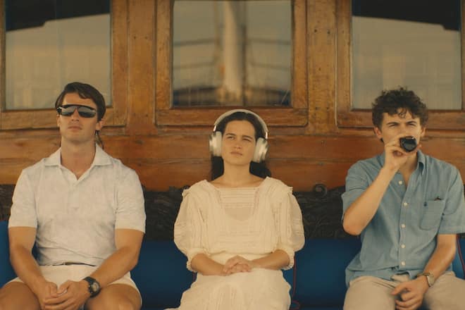 Sam Nivola (r.) mit den «White Lotus»-Kollegen Patrick Schwarzenegger (l.) und Catherine Hook.