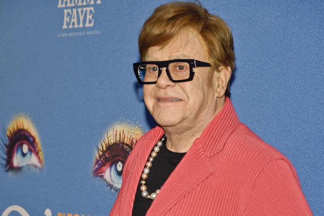 Elton John freut sich über herzliche Gratulationen.