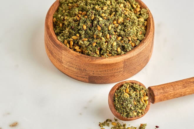 Ysop, Sesam, Sumach: Die Mengenverhältnis von Za'atar variieren von Region zu Region - jordanische Mischungen enthalten mehr Sumach, palästinensische mehr Ysop-Blätter. Rezepte werden in Familien oft von Generation zu Generation weitergegeben.