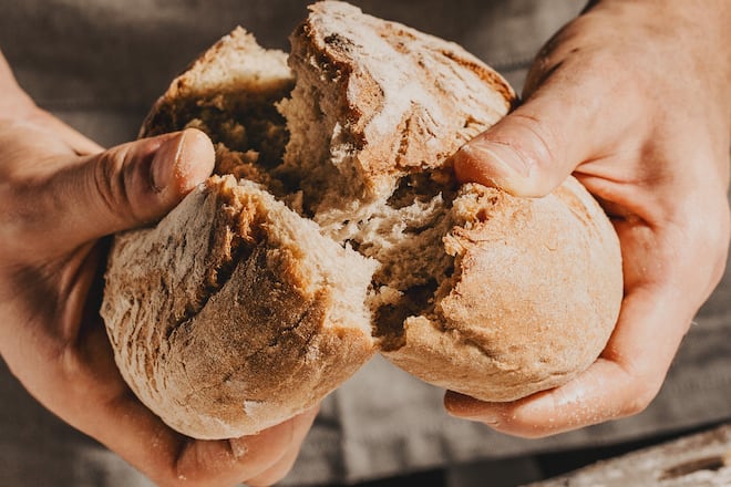 Brot polarisiert in der Gesellschaft und wird oft als Dickmacher gehandelt - zu Unrecht?