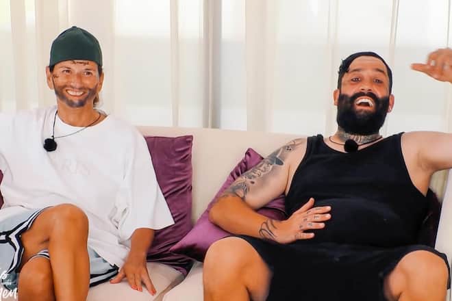 Claudia Obert (l.) als Christo (r.), der wiederum Cosimo parodiert. Bald wird Claudia ihr Lachen verlieren.