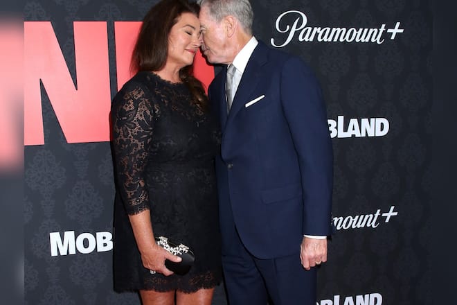 Pierce Brosnan und seine Ehefrau Keely zeigen sich bei der «MobLand»-Premiere in New York City verliebt wie am ersten Tag.