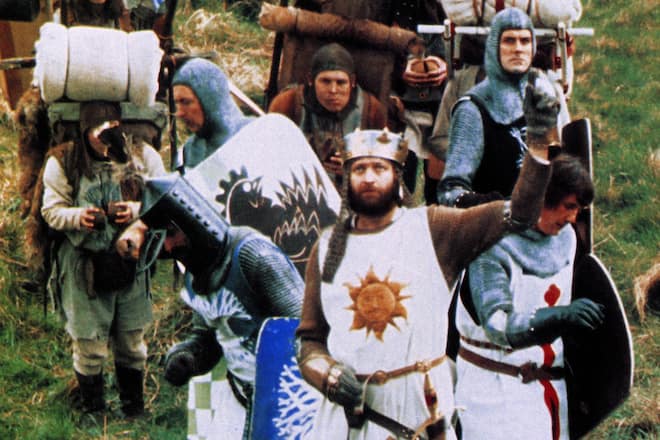 Die sechs Mitglieder von Monty Python, angeführt vom bereits 1989 verstorbenen Graham Chapman als König Artus.