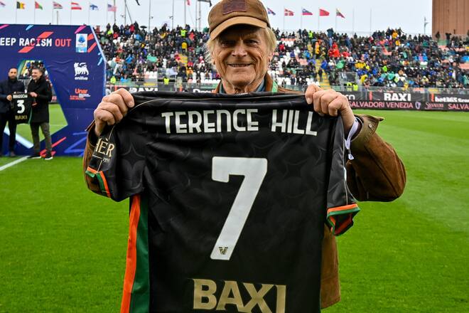 Schauspieler Terence Hill hat jetzt ein eigenes Fussballtrikot vom venezianischen Fussballclub.