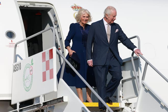 König Charles und Königin Camilla beim Verlassen des königlichen Flugzeugs in Rom.