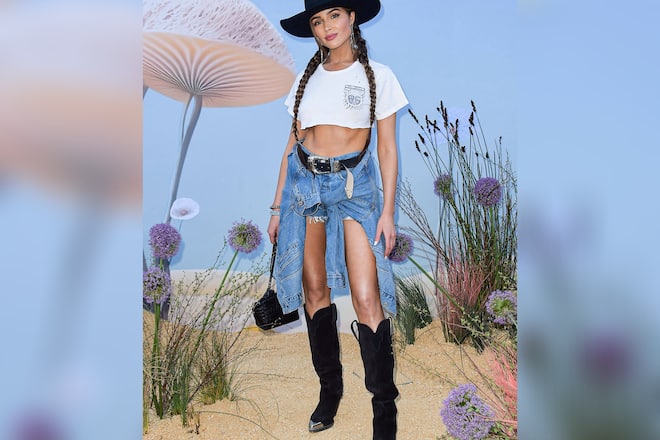Olivia Culpo kombiniert in diesem Festival-Outfit gleich mehrere Trends: Denim, Cowboystiefel und Microshorts.