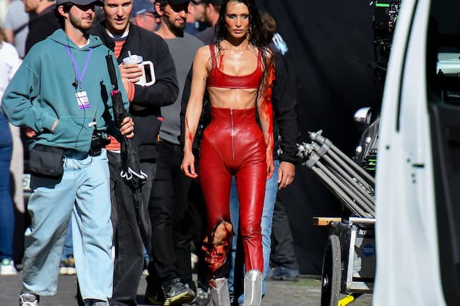 Blutüberströmt und mit offenen Wunden: Bella Hadid am Set von «The Beauty».