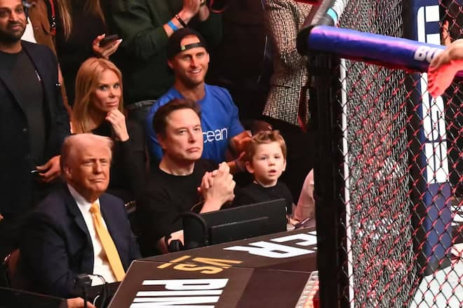 X sitzt neben Elon Musk und Donald Trump in der ersten Reihe beim UFC-Kampf in Miami.