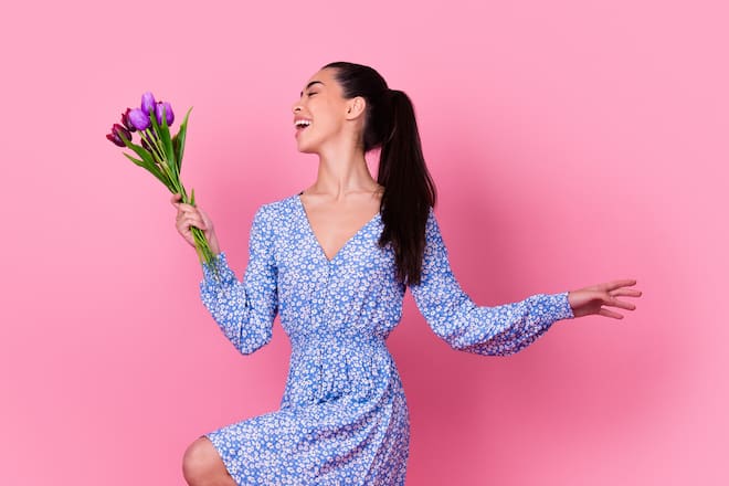 Kleider mit Blumenmuster sind eine klassische Wahl für den Osterbrunch.