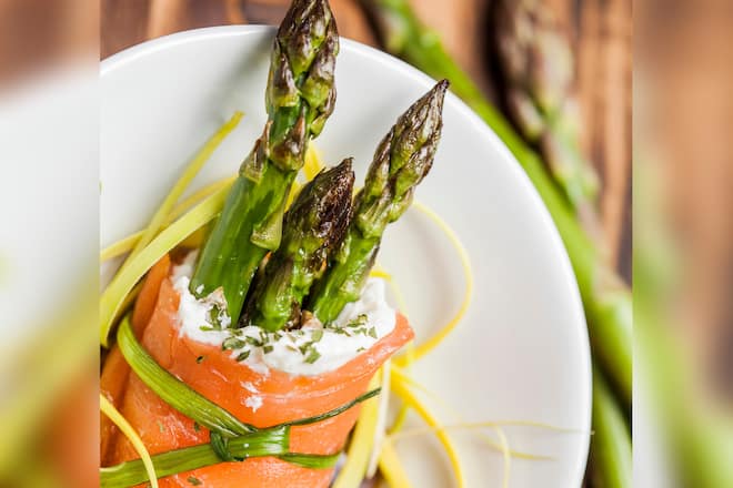 In Kombination mit Lachs und Frischkäse wird aus grünem Spargel ein feines Gericht.