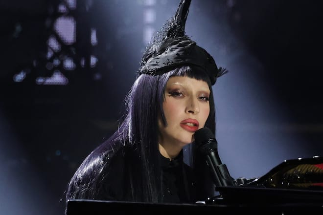 Lady Gaga hatte bei ihrer zweiten Coachella-Performance mit einer Mikro-Panne zu kämpfen.