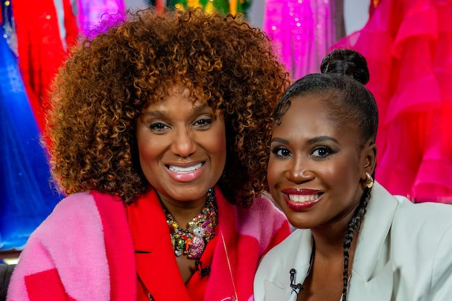 Motsi Mabuse (re.) besucht Daisy Dee in ihrem Styling-Bus.